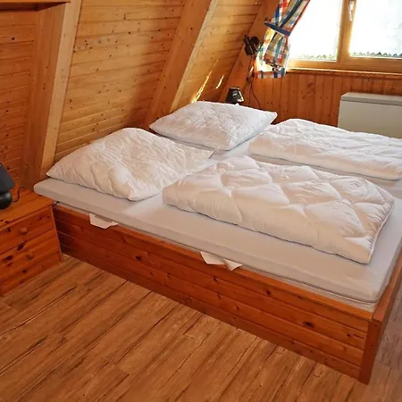 Zeltdachhaus Mit Parkplatz Vor Der Haustuer