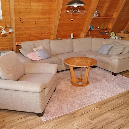 Zeltdachhaus Mit Parkplatz Vor Der Haustuer *