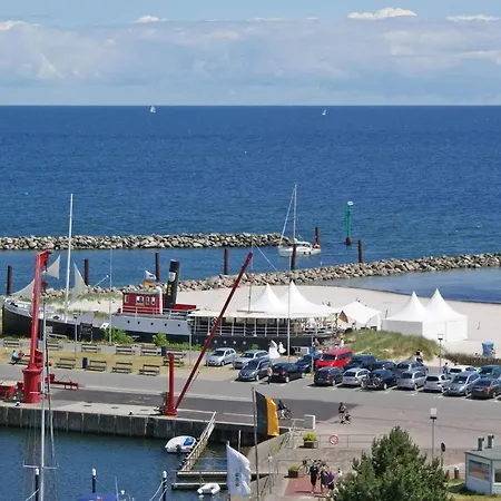 Zeltdachhaus Mit Parkplatz Vor Der Haustuer
